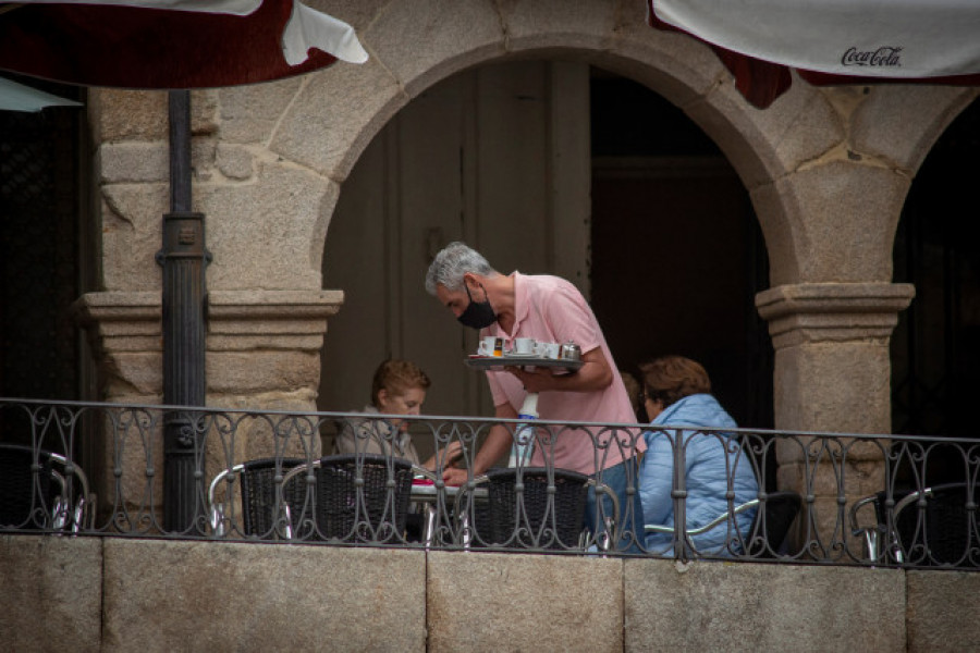 Continúan en descenso los casos activos de covid y los ingresados en Galicia