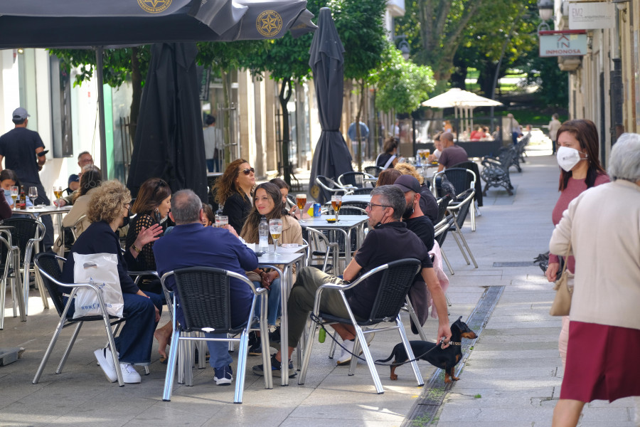 Ferrolterra estrena la “nueva normalidad” en la calle, en una jornada casi estival