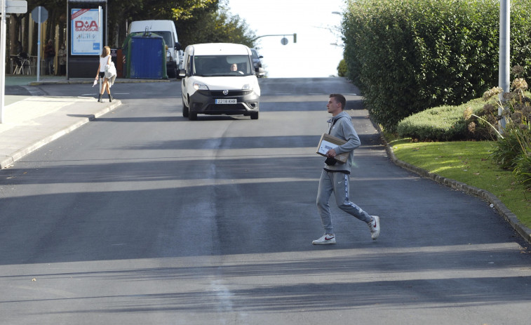 Concluye la reparación del firme en la avenida de Esteiro, pendiente de la señalización viaria