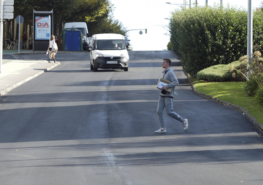 Concluye la reparación del firme en la avenida de Esteiro, pendiente de la señalización viaria