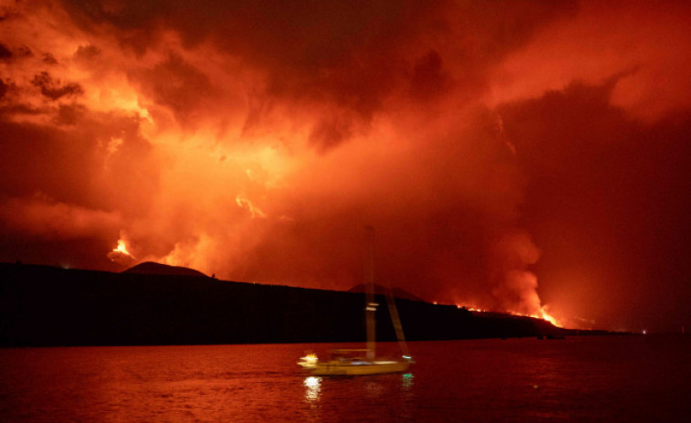 La lava sigue alimentando la colada que alcanzó el mar en la playa de Los Guirres