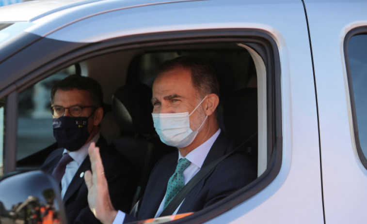 Felipe VI prueba en Vigo las nuevas furgonetas 100 % eléctricas del grupo Stellantis