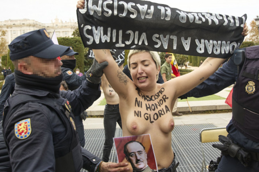 Un grupo de activistas de Femen vuelven a irrumpir en el acto franquista del 20N