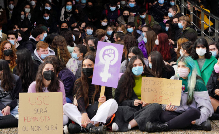 Decenas de jóvenes claman contra los casos de acoso en la USC y protagonizan una sentada en la facultad de Políticas