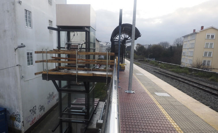 Un ascensor panorámico para acceder al apeadero de Virxe do Mar