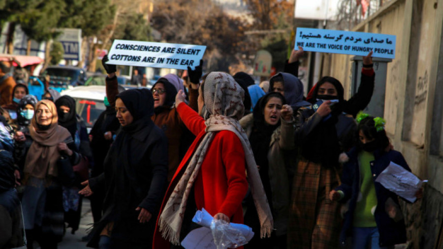 Los talibanes desalojan con violencia una protesta de mujeres