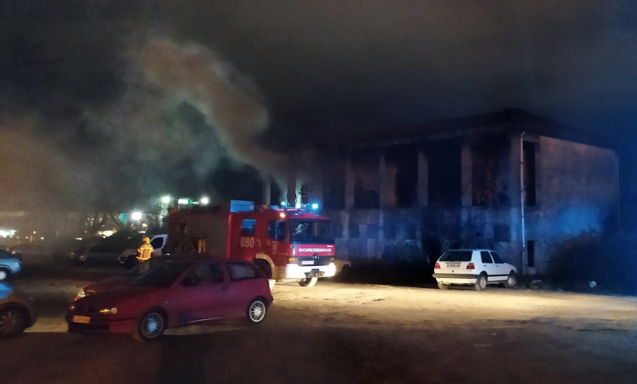 Los Bomberos de Ferrol extinguen por segundo día consecutivo un incendio en el Sánchez Aguilera