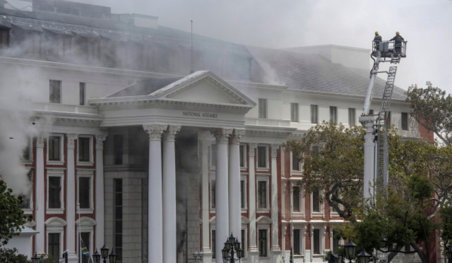 Detienen a un sospechoso por el fuego aún activo en el Parlamento sudafricano