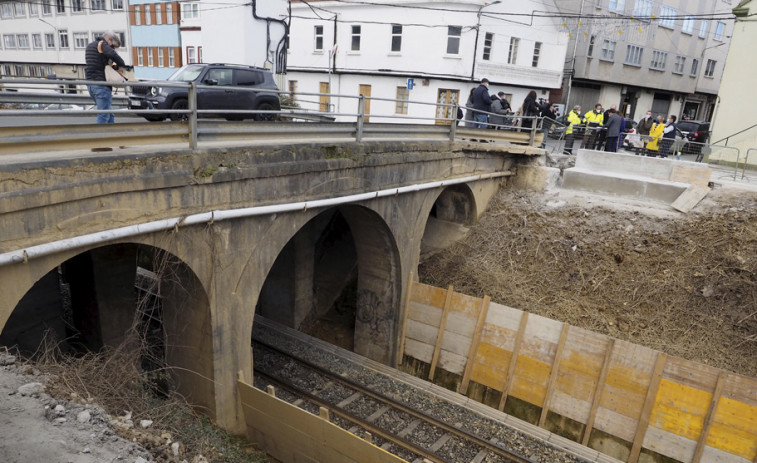 En marcha las obras de la pasarela sobre la vía del tren en Santa Icía