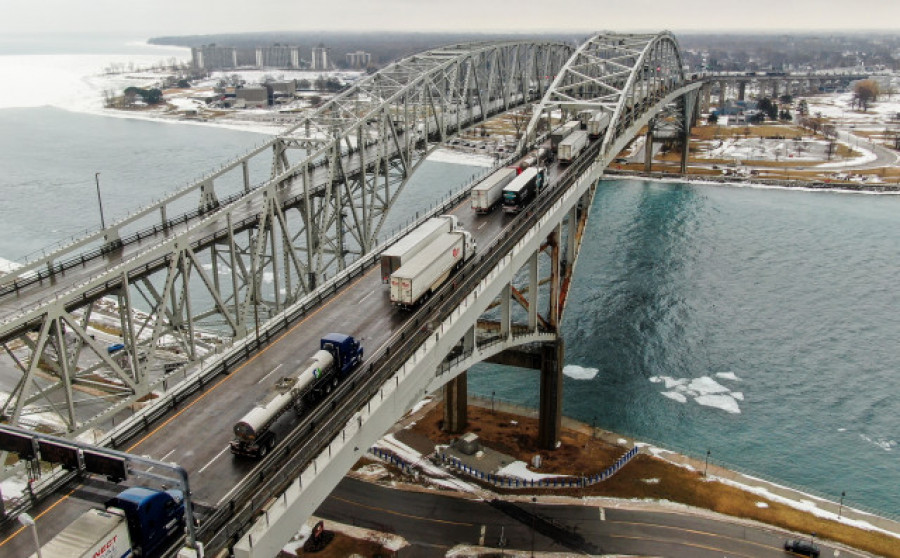 La Policía despeja el puente Ambassador, que une Canadá y Estados Unidos, de antivacunas