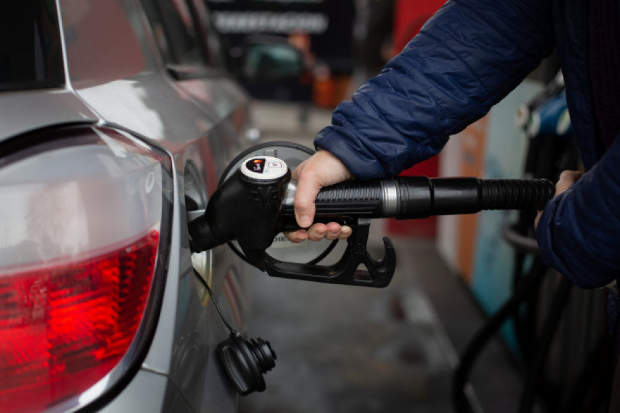 La gasolina vuelve a subir, un 0,83 %, y el gasóleo a bajar, un 1,36 %