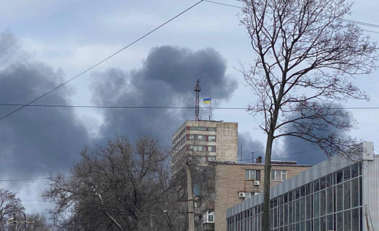 Ucrania denuncia el bombardeo de una escuela con civiles dentro en Mariupol