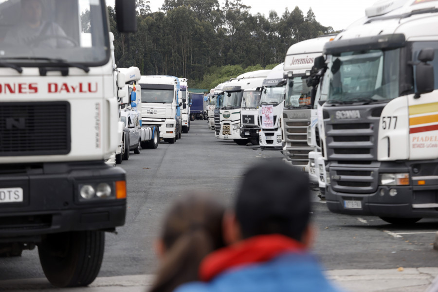 Cientos de camiones y maquinaria agrícola vuelven a concentrarse en Ferrol en el día 10 de paro