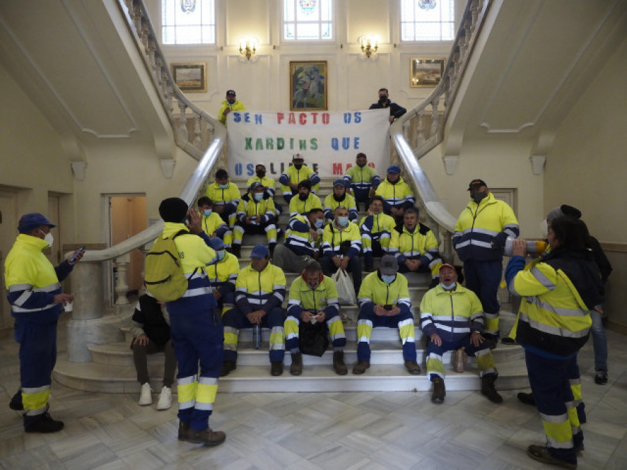 Trabajadores de distintos servicios municipales de Ferrol hacen oír sus protestas