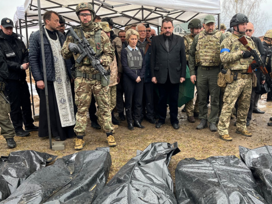 Von der Leyen y Borrell visitan una fosa común durante su viaje a Kiev