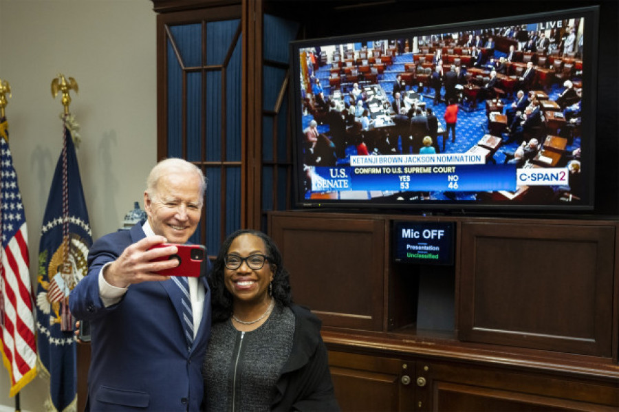 Ketanji Brown hace historia como la primera mujer negra en llegar al Supremo de Estados Unidos