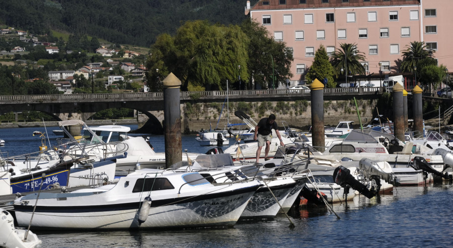 Portos inicia los trabajos de dragado en la villa eumesa dos años después de licitarse