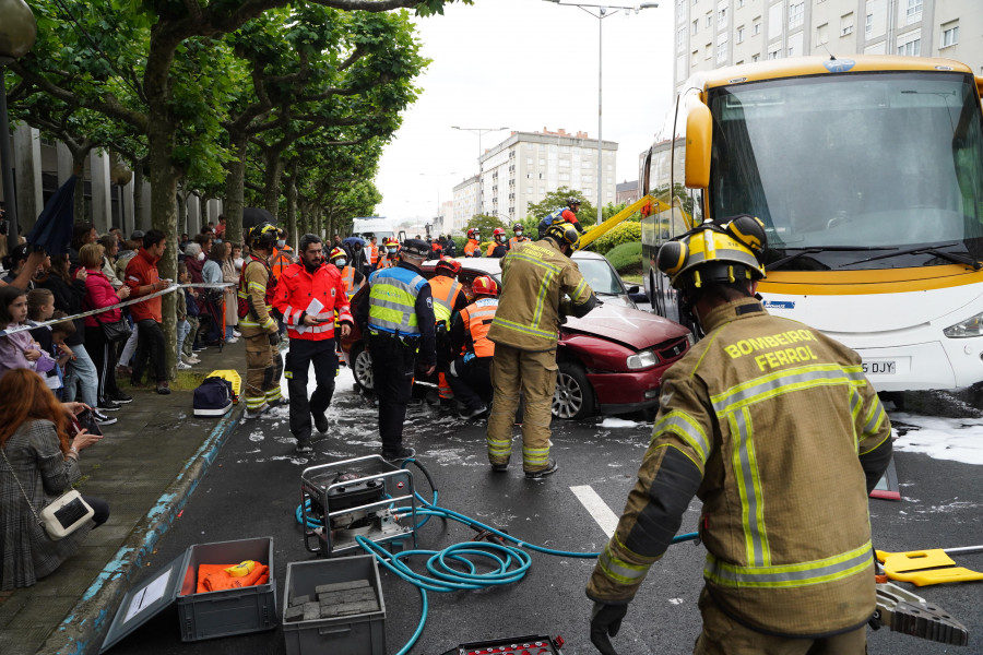 Los cuerpos de seguridad atienden un grave accidente simulado entre tres coches y un autobús