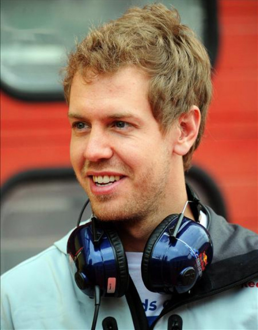 Roban al piloto Sebastian Vettel en Barcelona y él los persigue en patinete