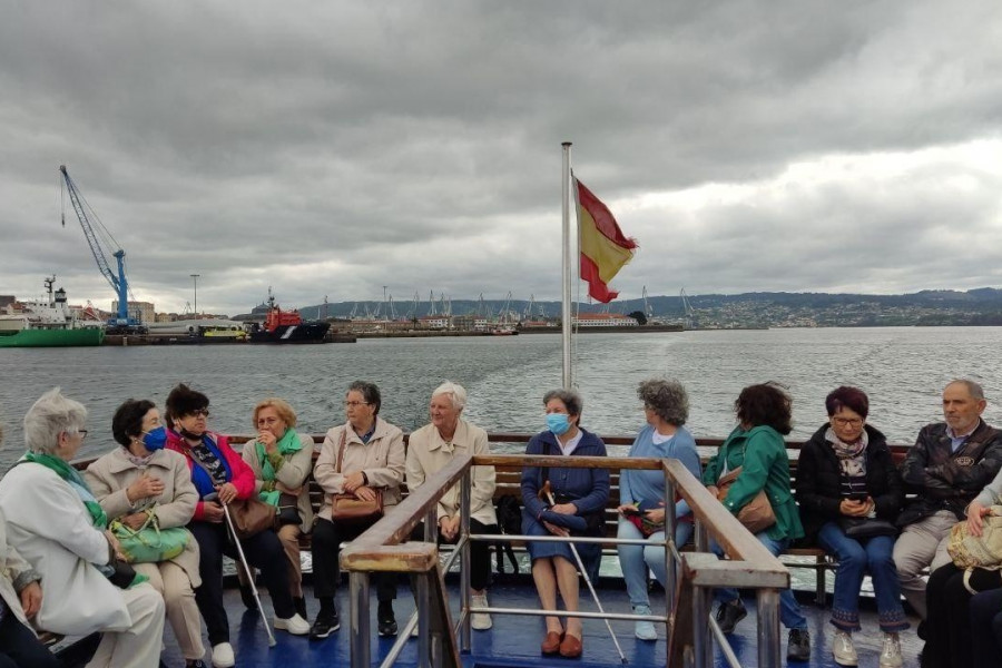 Los participantes en “Ferrol Amodo” disfrutaron de una visita en barco por la ría