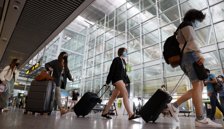 El aeropuerto de Santiago vuelve a operar tras arreglar el desperfecto en la pista