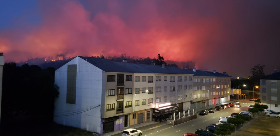 Al menos 30 hectáreas de monte calcinadas en un incendio forestal en As Pontes