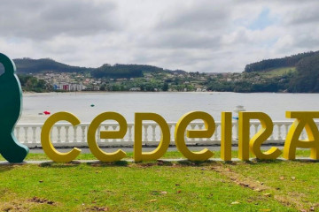 La marca Cedeira, con su característico “peixe de Teixido”, sirve estos días de “photocall” para los numerosos visitantes que se acercan hasta el municipio, aprovechando las fiestas   concel