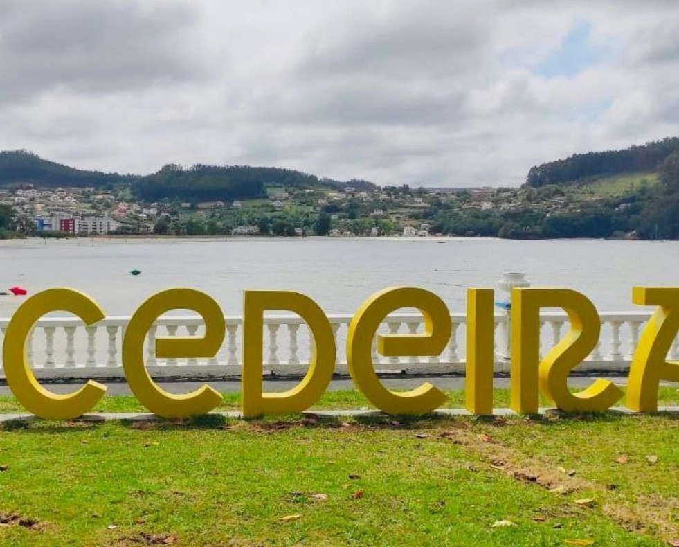 La marca Cedeira, con su característico “peixe de Teixido”, sirve estos días de “photocall” para los numerosos visitantes que se acercan hasta el municipio, aprovechando las fiestas   concel