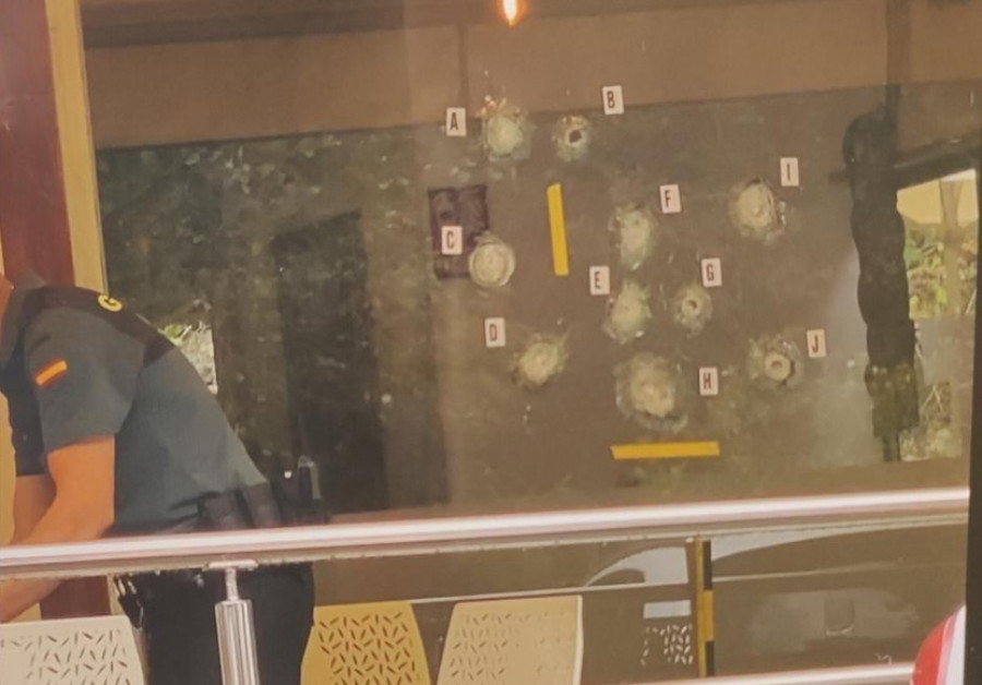 Las autoridades investigan una ráfaga de disparos aparecida en el ventanal de un local eumés