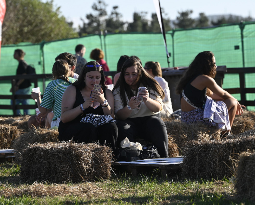 La música del Nachiños Fest inunda el campo de As Cabazas en Covas
