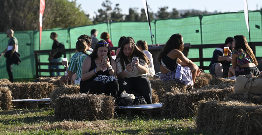 La música del Nachiños Fest inunda el campo de As Cabazas en Covas