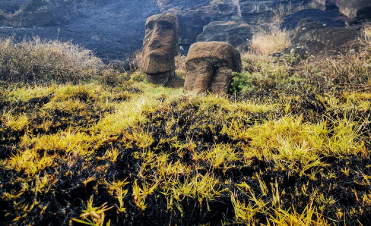 Un incendio en la Isla de Pascua afecta a varios moais