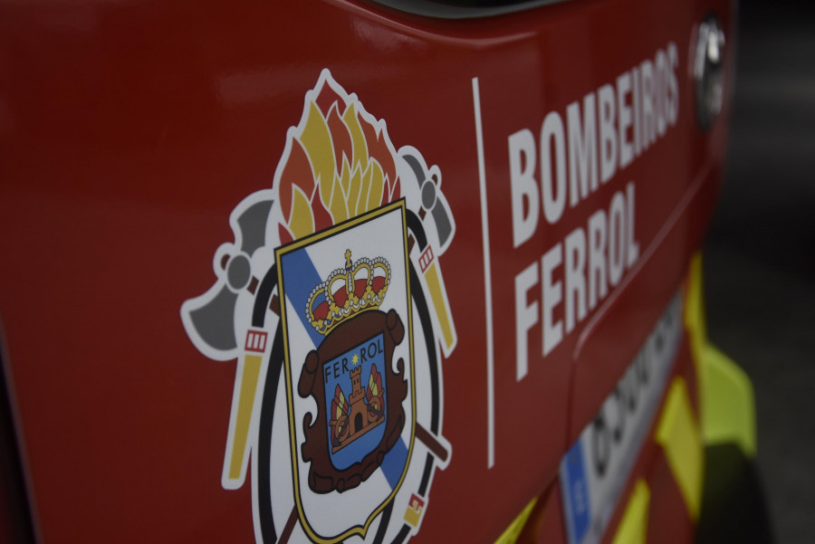 Un incendio calcina mesas, lámparas y el árbol de Navidad de un restaurante en Pontedeume