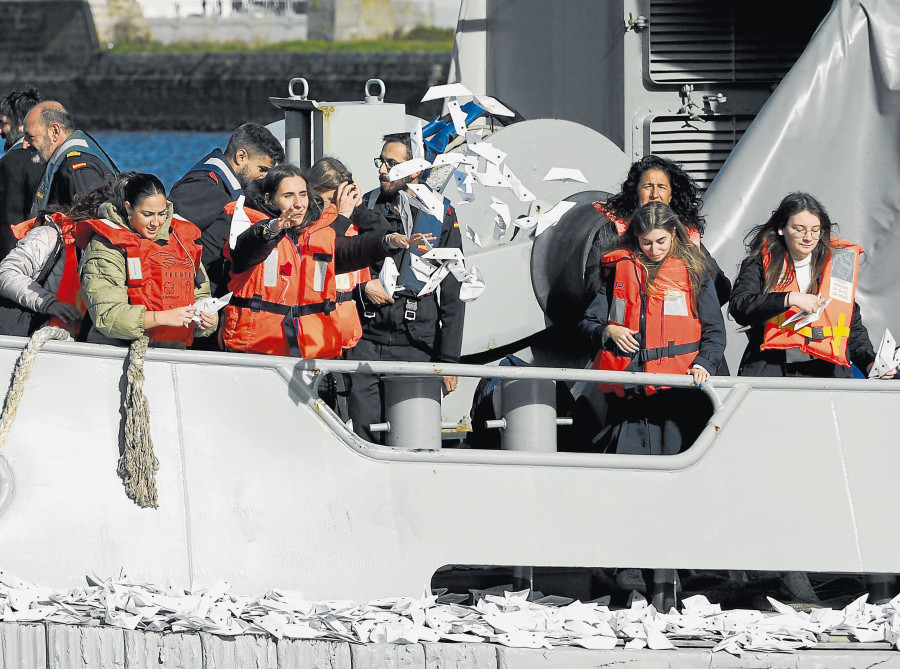 Los barcos de papel de apoyo a Ferrol como Patrimonio Mundial se echaron a la mar