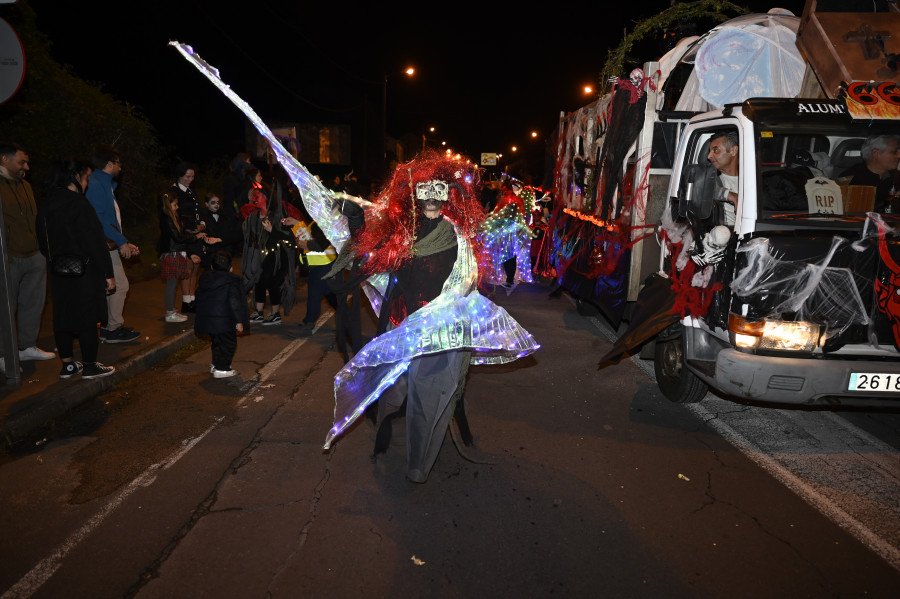 Las ánimas visitaron ayer Catabois en un terrorífico y animado desfile