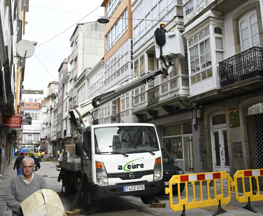 Pardo Bajo se iluminará desde el lunes tras colocar ayer las catenarias