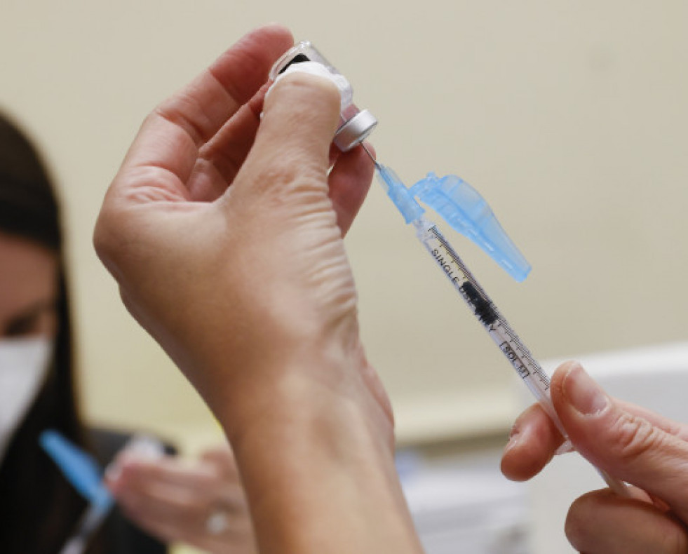 Una sanitaria prepara la dosis de una vacuna