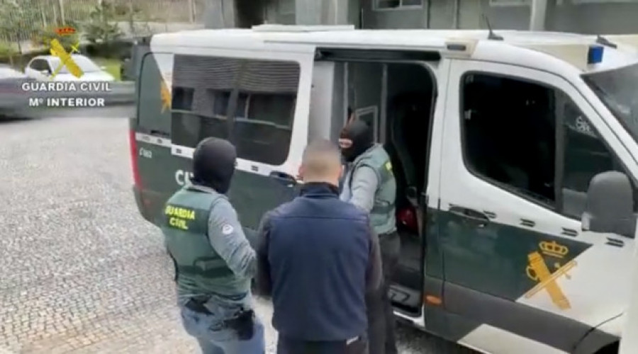 Detenidas tres personas de un grupo criminal que robaba con fuerza en viviendas de A Coruña y Pontevedra