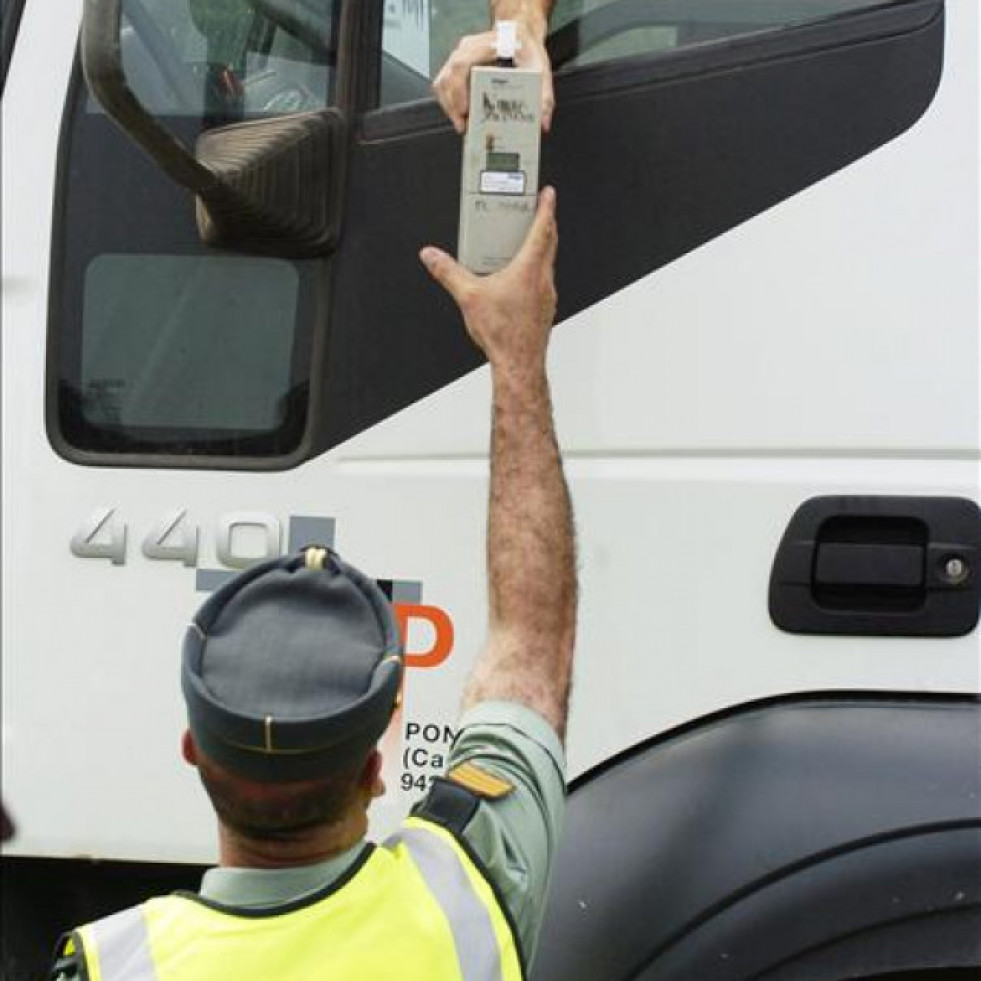 Un camionero septuplica la tasa de alcoholemia e invita a cervezas a los policías