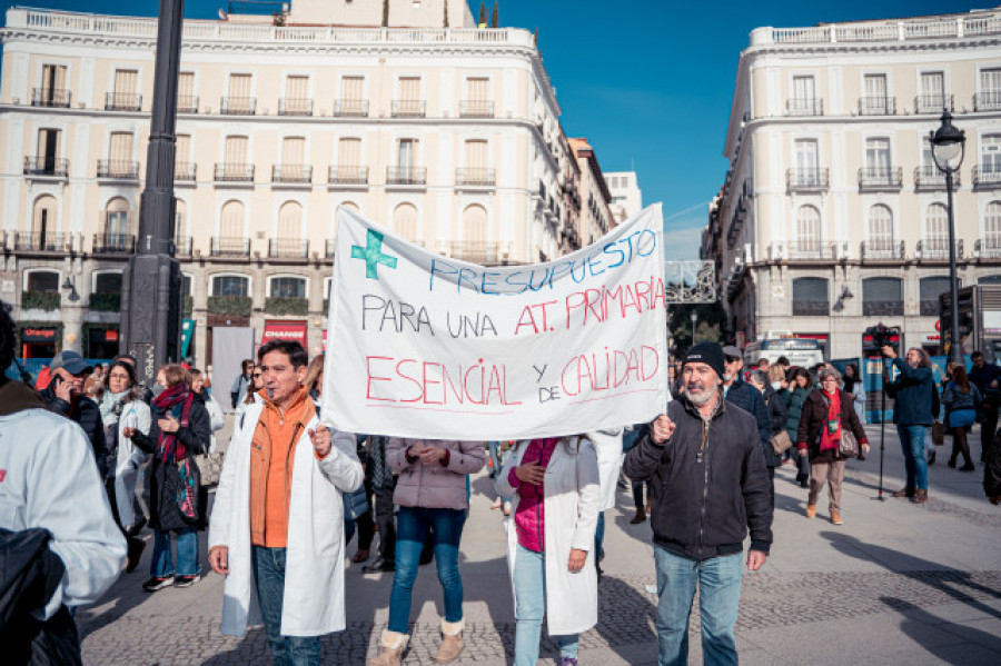 España tiene más médicos pero están peor pagados que en la UE