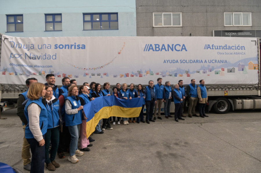 Abanca y Afundación fletan un camión repleto de juguetes y ropa para Ucrania