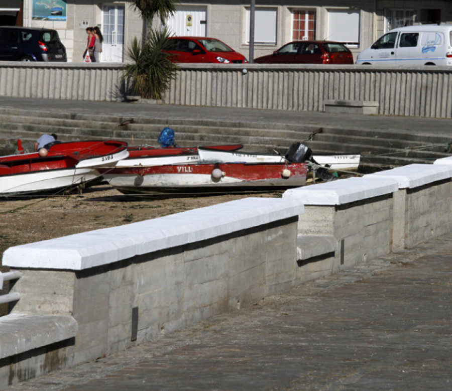 El Paseo do Cantiño, en A Illa, se cae por la erosión del mar