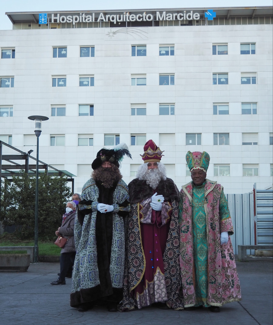 Los Reyes Magos hicieron su primera parada en el complejo hospitalario ferrolano