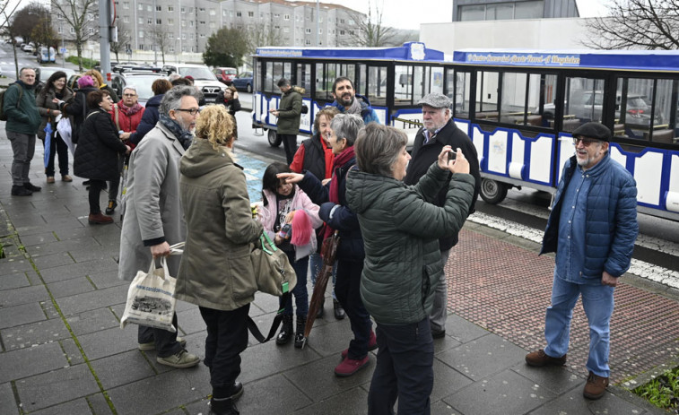 Canido cuenta la historia del barrio desde el tren turístico que funcionó durante estas Navidades