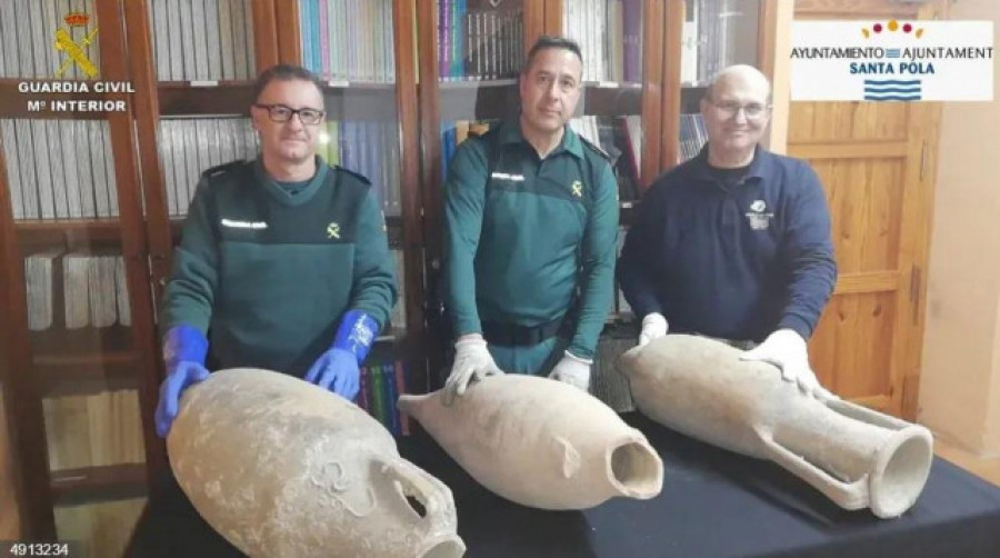 Recuperan tres ánforas romanas del siglo I en el sótano de una casa en Santa Pola