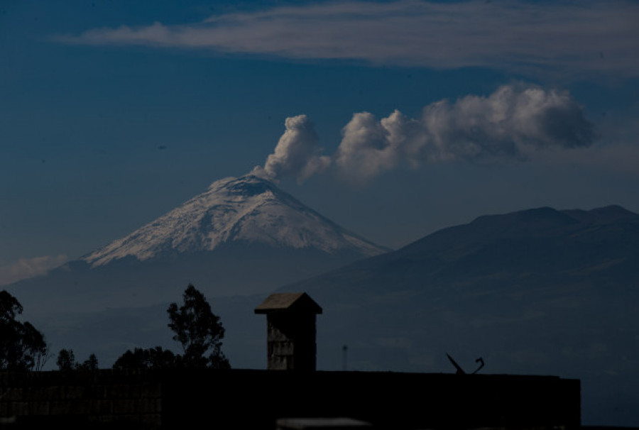 La emisión de gases y ceniza del volcán ecuatoriano Cotopaxi es "continua"