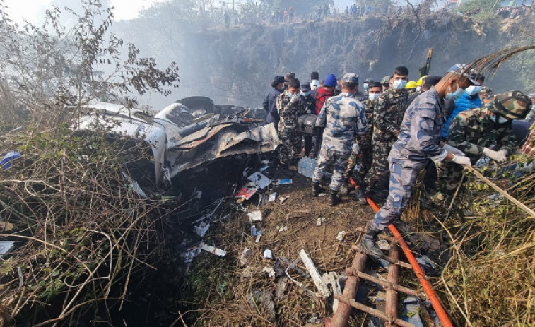 Un avión con más de 70 personas a bordo se estrella en el centro de Nepal