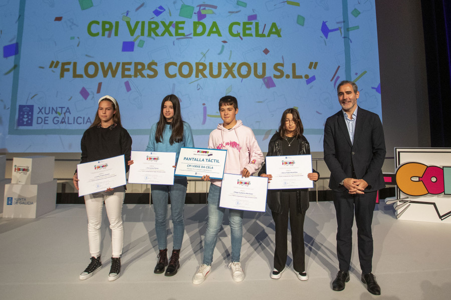 El alumnado del Virxe da Cela de Monfero recibe un premio por un proyecto de prendas sostenibles