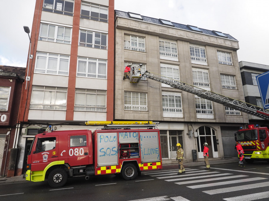 Los Bomberos de Ferrol asisten a un hombre de avanzada edad que se había caído en su domicilio