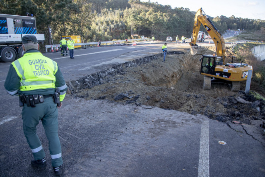 El socavón en la N-642 en Foz obliga a desviar el tráfico por dos itinerarios alternativos